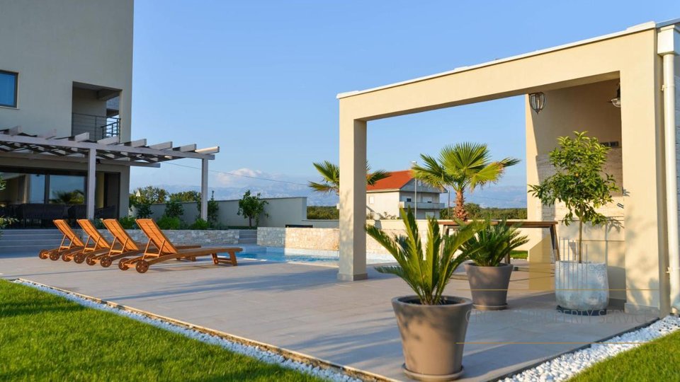 An exceptional modern villa with a swimming pool on a large plot of 4225 m2 near Zadar!