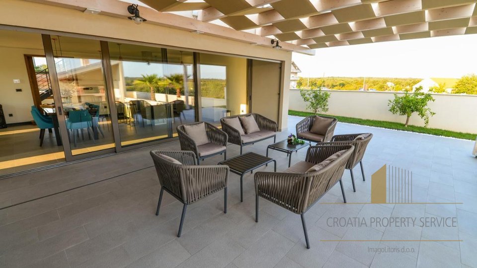 An exceptional modern villa with a swimming pool on a large plot of 4225 m2 near Zadar!