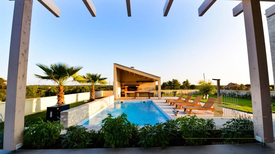 An exceptional modern villa with a swimming pool on a large plot of 4225 m2 near Zadar!