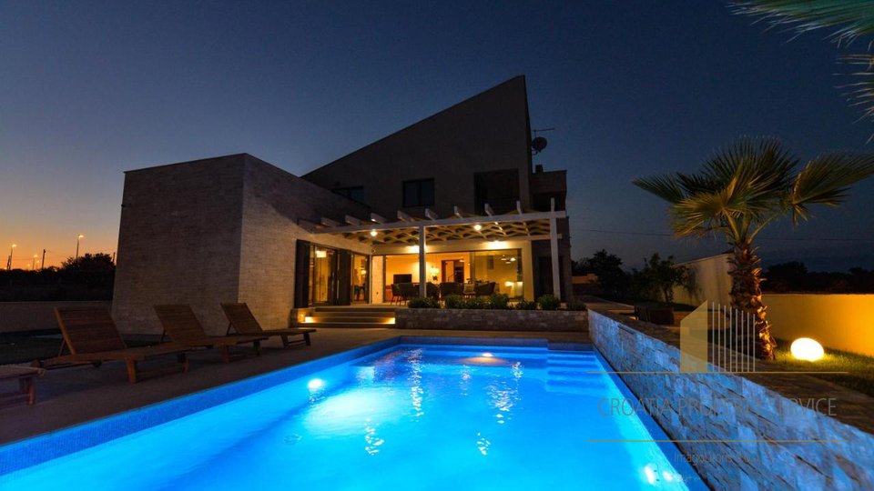 An exceptional modern villa with a swimming pool on a large plot of 4225 m2 near Zadar!