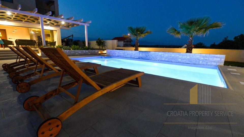 An exceptional modern villa with a swimming pool on a large plot of 4225 m2 near Zadar!