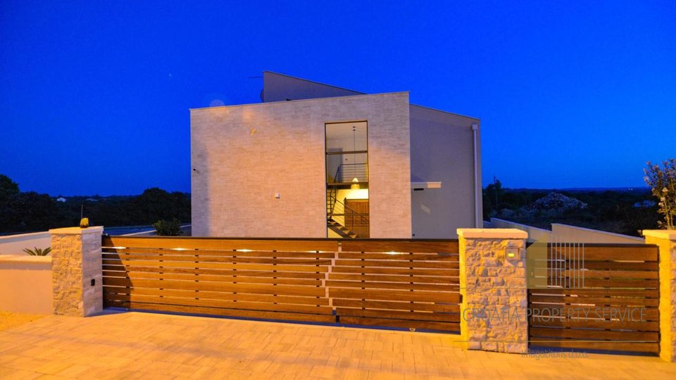 An exceptional modern villa with a swimming pool on a large plot of 4225 m2 near Zadar!