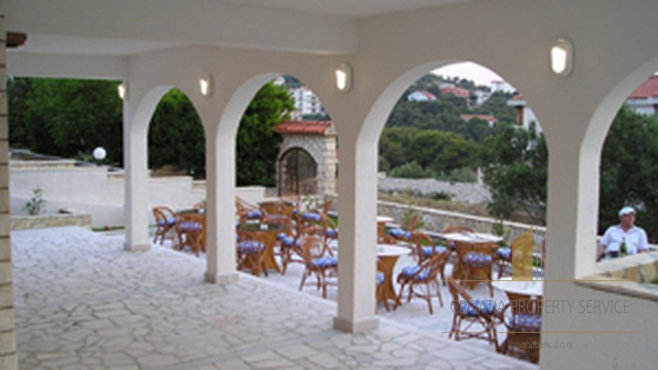 Atraktivan hotel koji nudi 21 sobu (55 kreveta) na području Čiova, Trogir!
