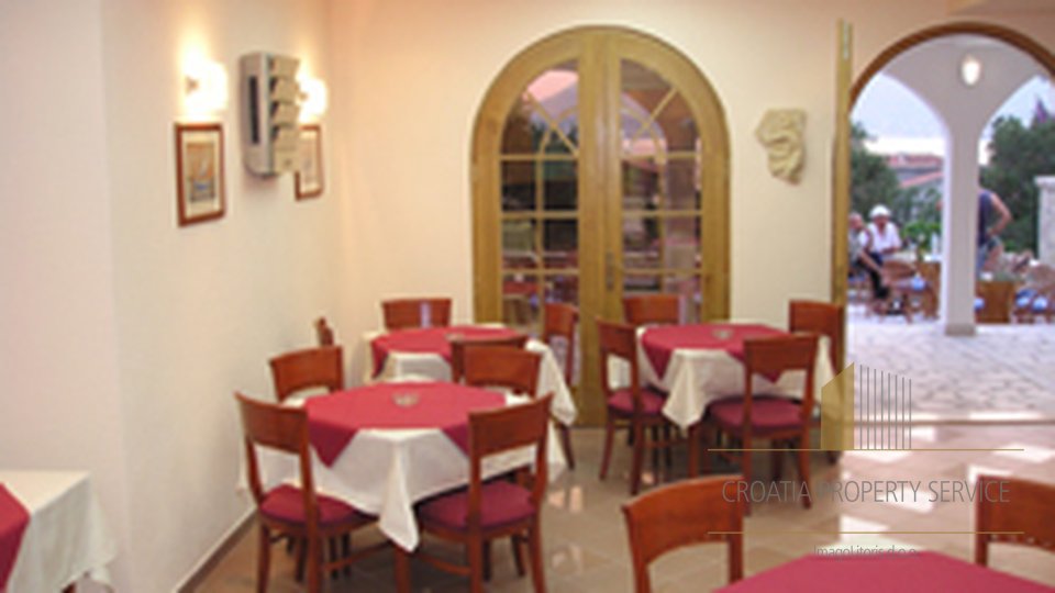 Atraktivan hotel koji nudi 21 sobu (55 kreveta) na području Čiova, Trogir!