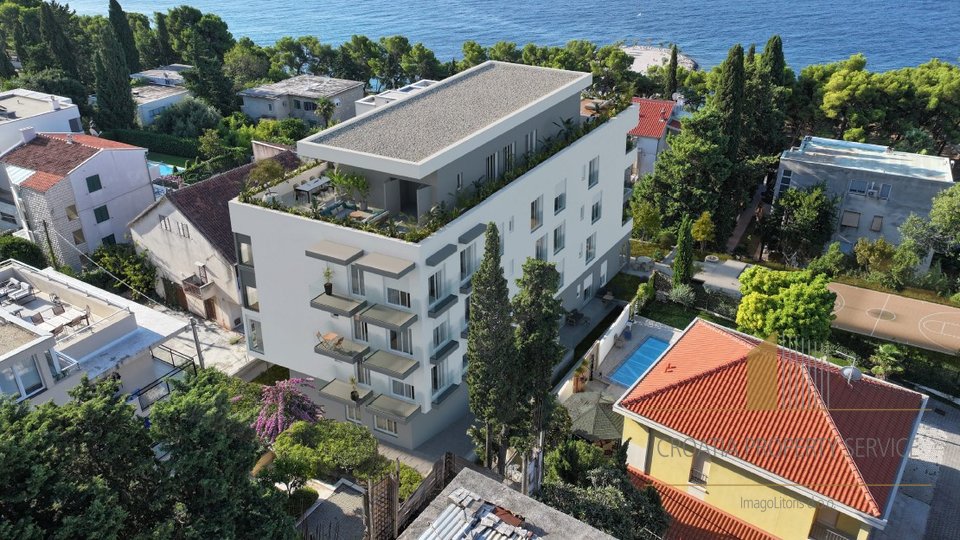 Luksuzni stan s vrtom u elitnoj četvrti, 100 m od plaže – Split!