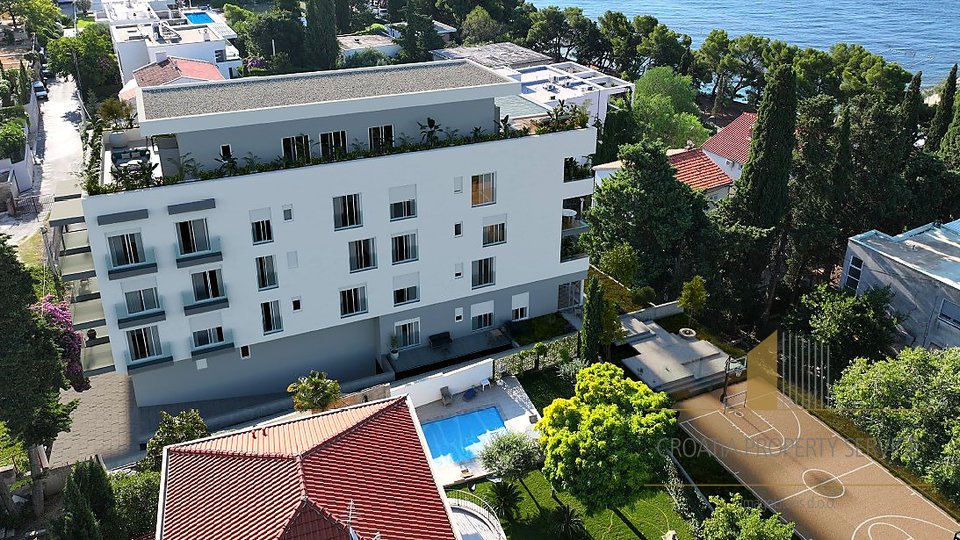 Luksuzni stan s vrtom u elitnoj četvrti, 100 m od plaže – Split!