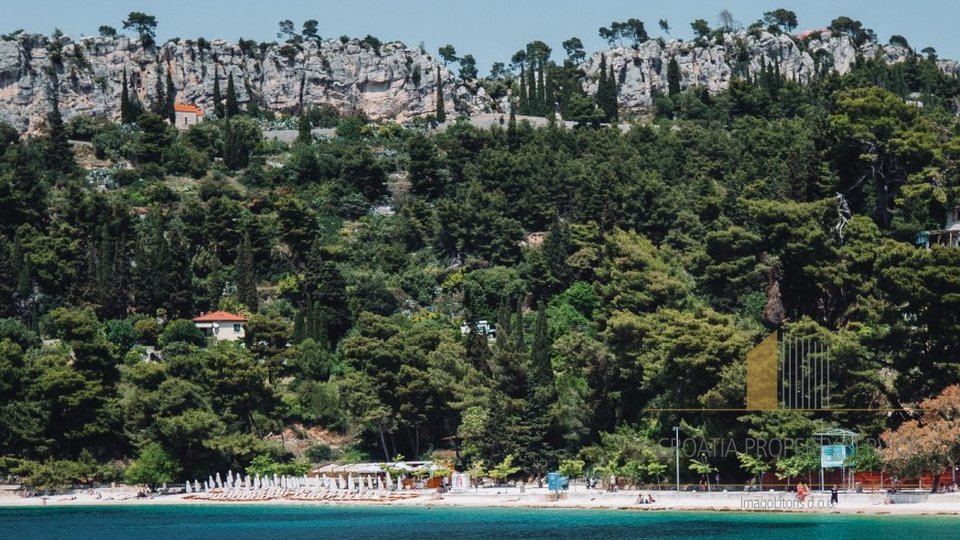 Luksuzni stan s vrtom u elitnoj četvrti, 100 m od plaže – Split!