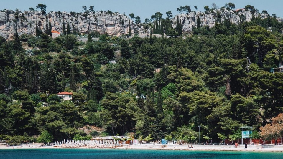 Luksuzni dvosobni stan u elitnoj četvrti, 100 m od plaže – Split!