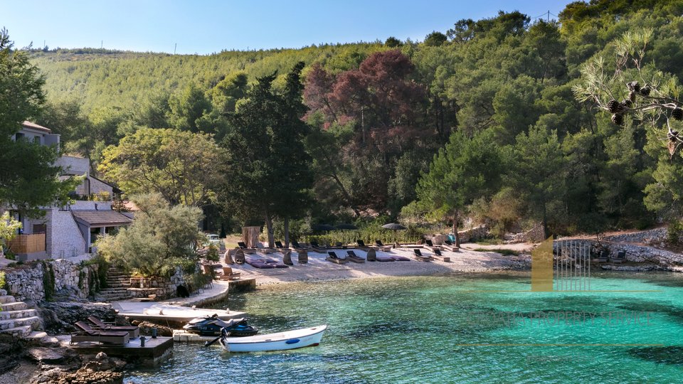 Exclusive luxury villa or boutique hotel in a prestigious location, first row to the beach on the island of Hvar!