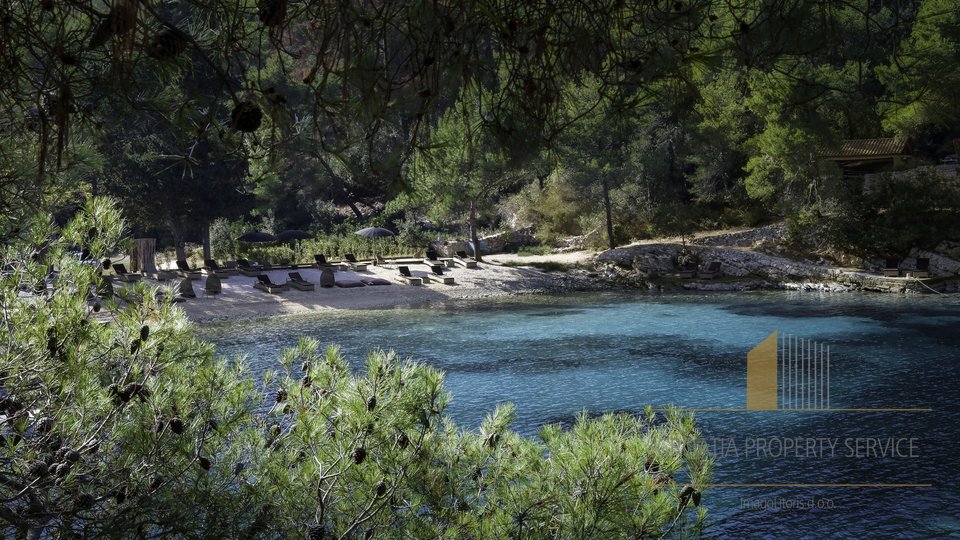 Villa di Lusso Esclusiva o Boutique Hotel in una Posizione Prestigiosa, Prima Fila sulla Spiaggia dell'Isola di Hvar!