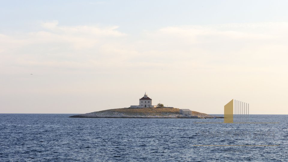 Ekskluzivna luksuzna vila ili boutique hotel na prestižnoj lokaciji, prvi red uz plažu na otoku Hvaru!