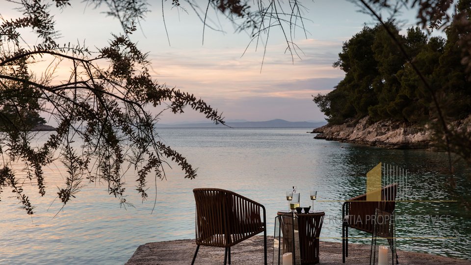 Exclusive luxury villa or boutique hotel in a prestigious location, first row to the beach on the island of Hvar!