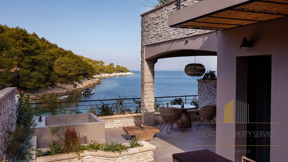 Exclusive luxury villa or boutique hotel in a prestigious location, first row to the beach on the island of Hvar!