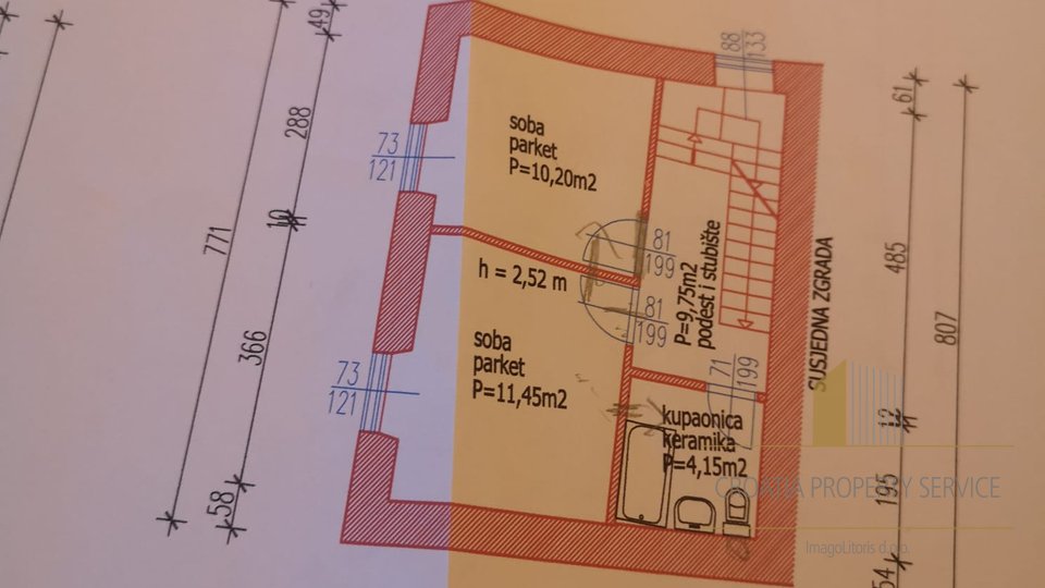 Прекрасная трехэтажная квартира площадью 105 м2 в самом центре Сплита – исключительная инвестиционная возможность!