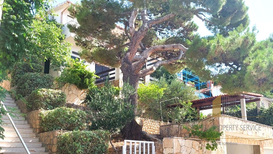 Doppelhaushälfte mit zwei Wohnungen, zwei Garagen und wunderschönem Blick auf das Meer - Omiš!