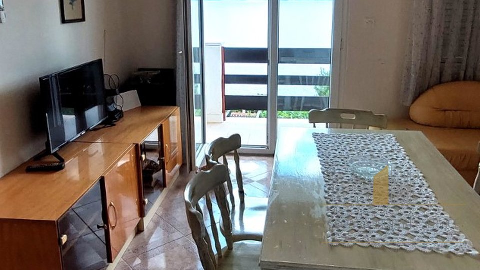 Dvojček z dvema apartmajema, dvema garažama in prekrasnim pogledom na morje - Omiš!