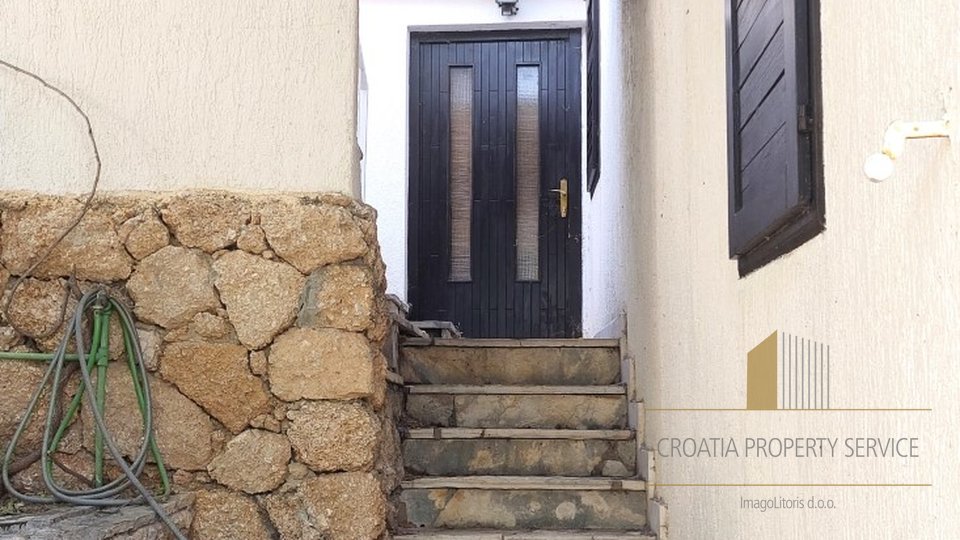 Dvojček z dvema apartmajema, dvema garažama in prekrasnim pogledom na morje - Omiš!