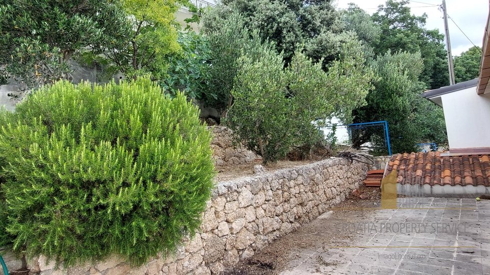 Doppelhaushälfte mit zwei Wohnungen, zwei Garagen und wunderschönem Blick auf das Meer - Omiš!