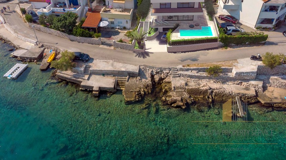 Exklusive Luxusvilla in der ersten Reihe am Meer in Ražanj!