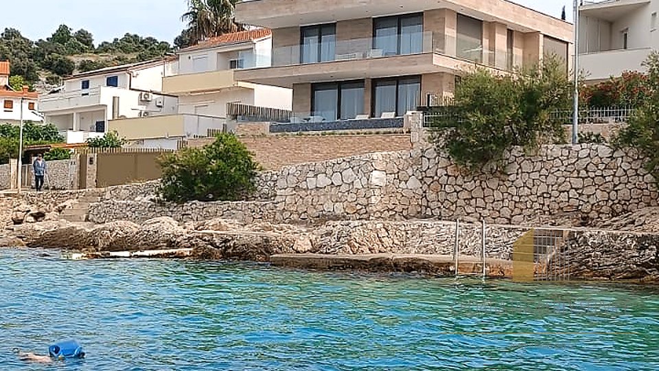 Exklusive Luxusvilla in der ersten Reihe am Meer in Ražanj!