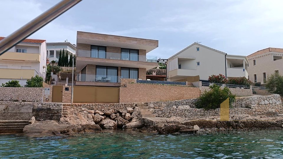 Exklusive Luxusvilla in der ersten Reihe am Meer in Ražanj!