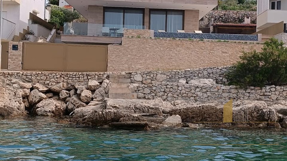 Exklusive Luxusvilla in der ersten Reihe am Meer in Ražanj!