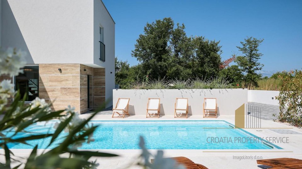 Neue Luxusvilla mit Pool - Nin!