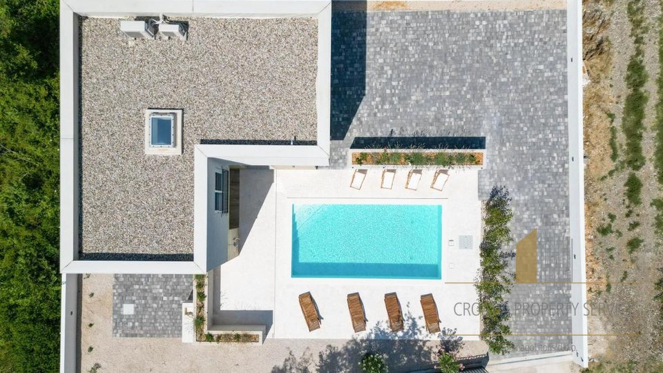 Neue Luxusvilla mit Pool - Nin!