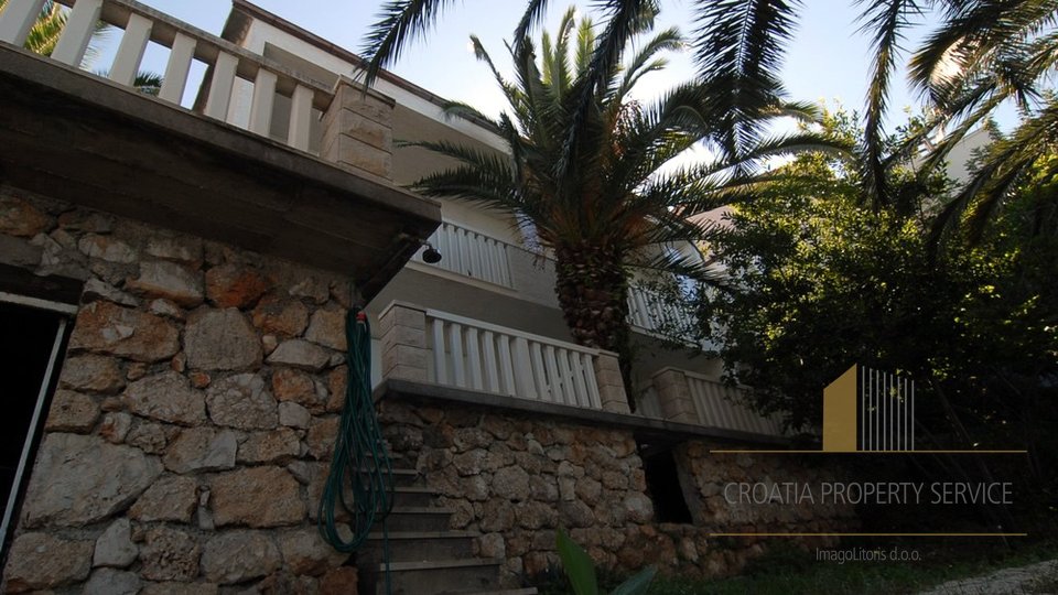 Extraordinary apartment villa by the beach near Omiš!