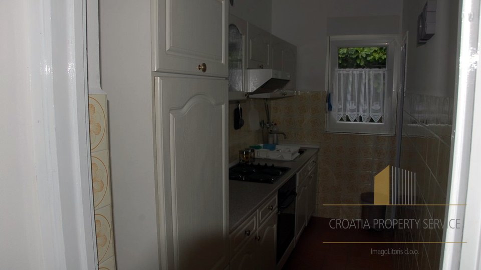 Izjemna apartmajska vila ob plaži blizu Omiša!