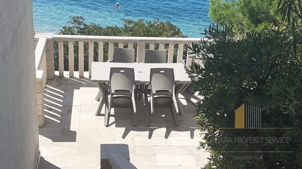 Außergewöhnliche Apartmentvilla am Strand in der Nähe von Omiš!