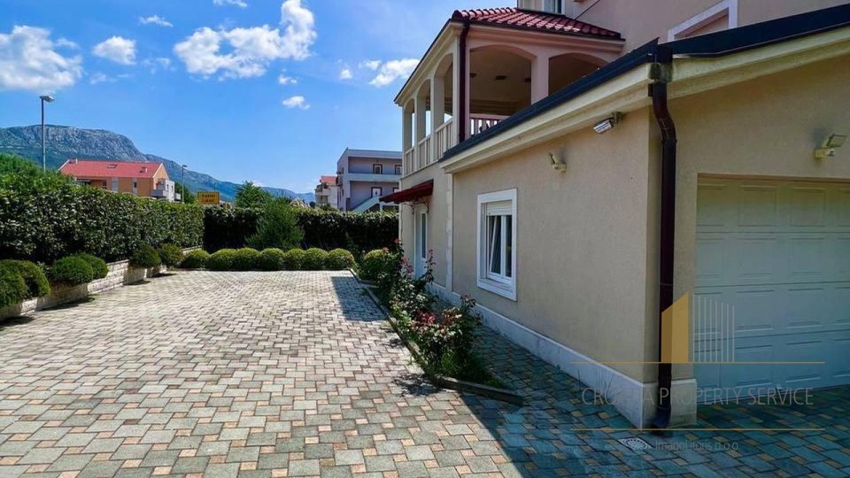 Prestižna vila z bazenom 250 m od plaže v Kaštela!