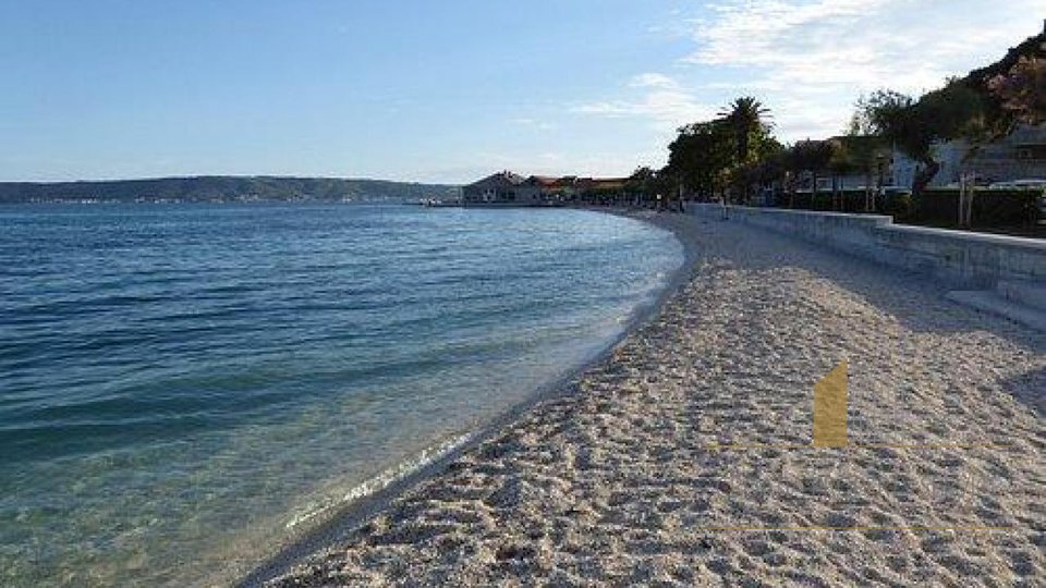 Prestižna vila z bazenom 250 m od plaže v Kaštela!