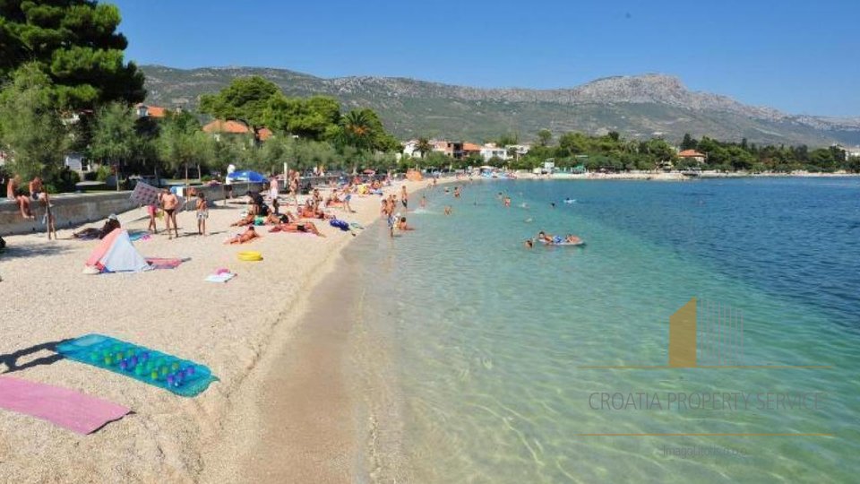 Prestižna vila z bazenom 250 m od plaže v Kaštela!