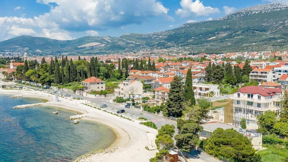 Prestižna vila z bazenom 250 m od plaže v Kaštela!