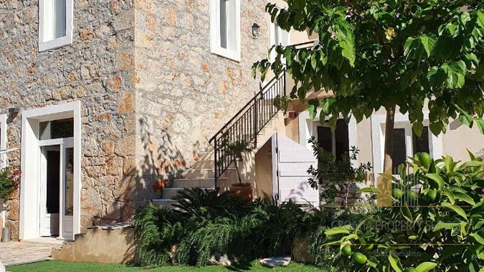 Beautiful rustic villa with pool on the island of Hvar!