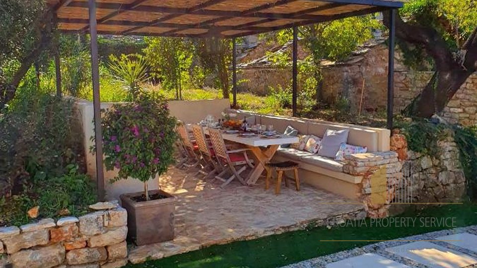 Beautiful rustic villa with pool on the island of Hvar!