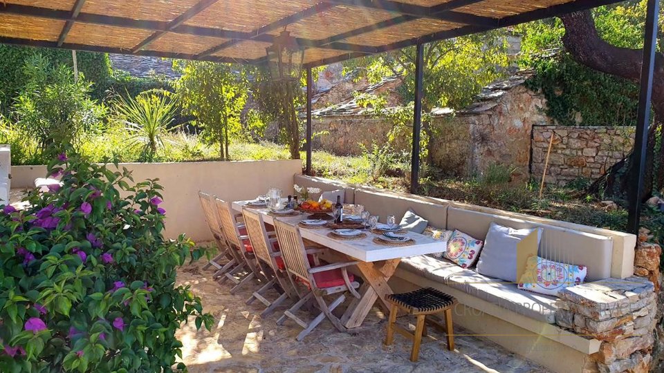 Beautiful rustic villa with pool on the island of Hvar!