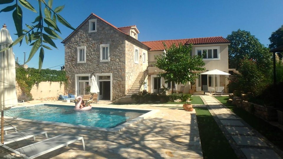 Beautiful rustic villa with pool on the island of Hvar!