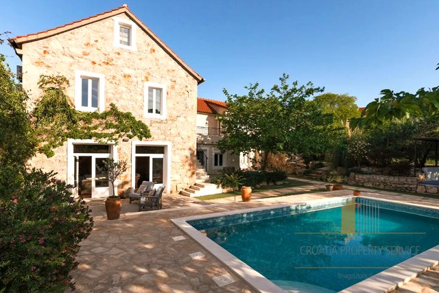 Beautiful rustic villa with pool on the island of Hvar!