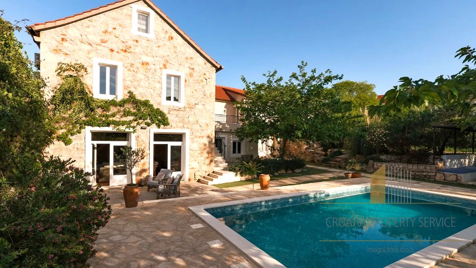 Beautiful rustic villa with pool on the island of Hvar!