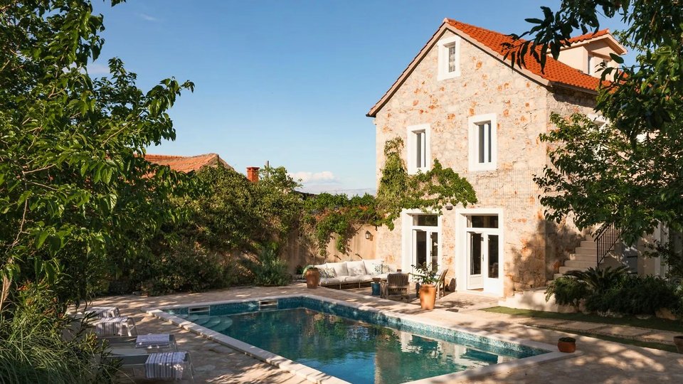 Beautiful rustic villa with pool on the island of Hvar!