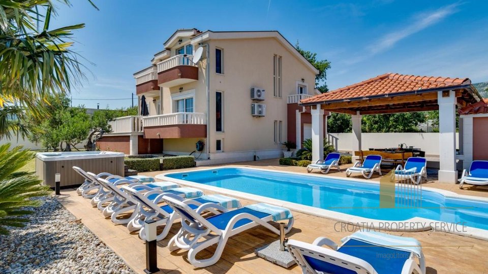 Eine wunderschöne Villa mit Pool und Meerblick – Kaštela!