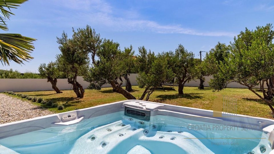 Eine wunderschöne Villa mit Pool und Meerblick – Kaštela!