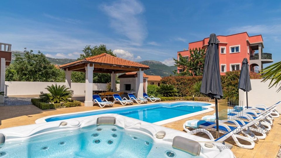 Eine wunderschöne Villa mit Pool und Meerblick – Kaštela!