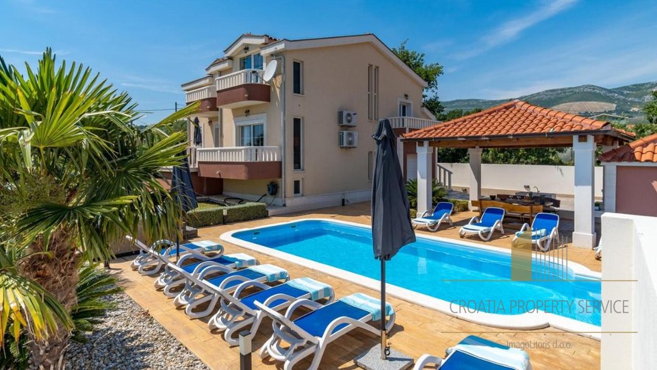 Eine wunderschöne Villa mit Pool und Meerblick – Kaštela!