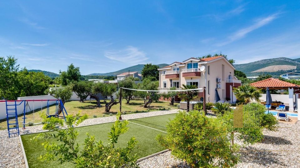 Eine wunderschöne Villa mit Pool und Meerblick – Kaštela!