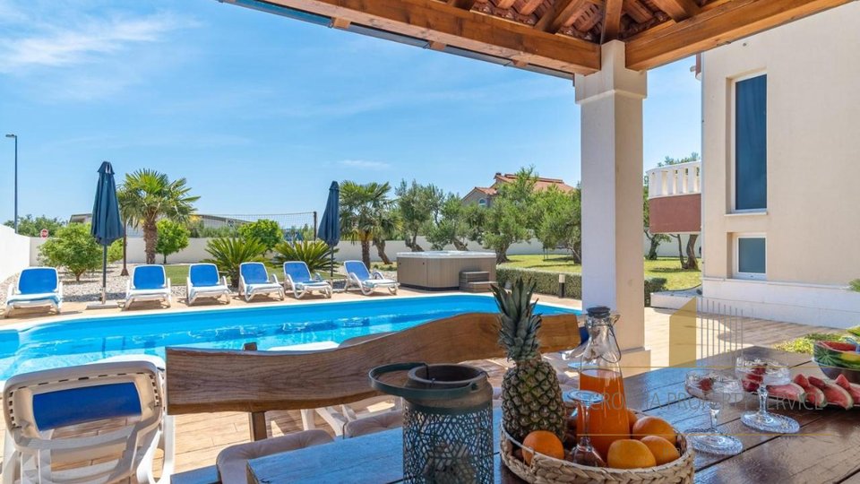 Eine wunderschöne Villa mit Pool und Meerblick – Kaštela!