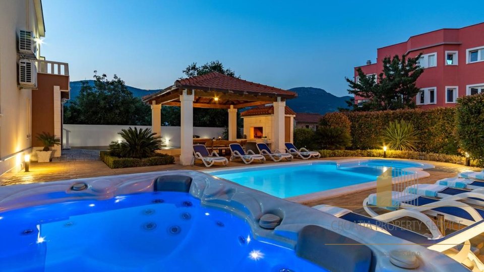 Eine wunderschöne Villa mit Pool und Meerblick – Kaštela!