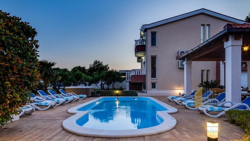 A beautiful villa with a pool and a view of the sea - Kaštela!